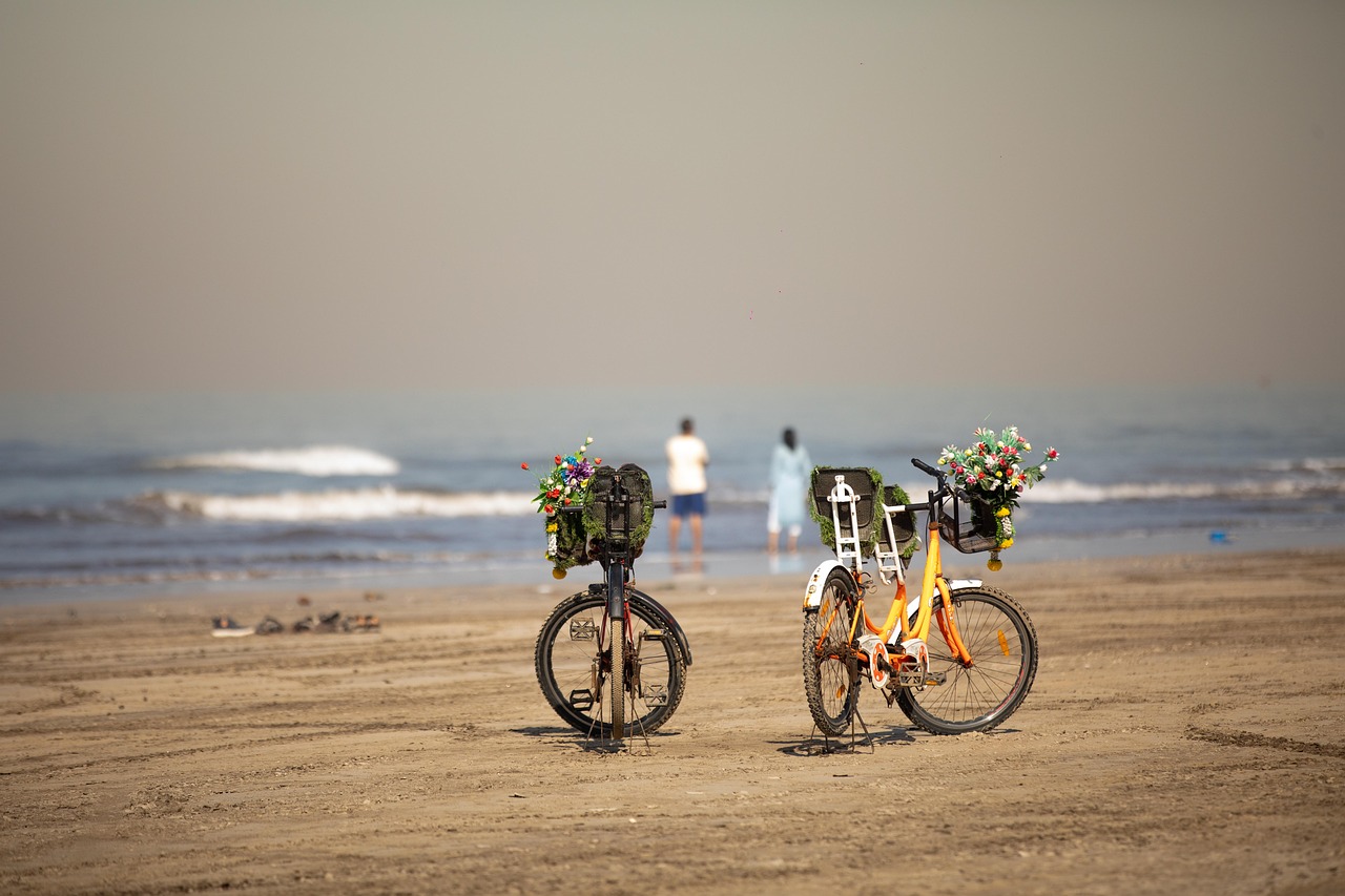 mumbai, worli sea, couple, pre-wedding, bike ride, nature, bikes, beach, bicycles